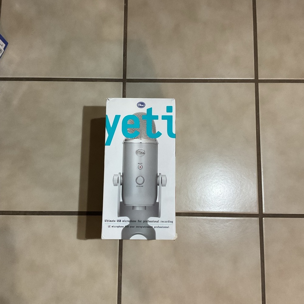 Blue Yeti USB Microphone in Silver